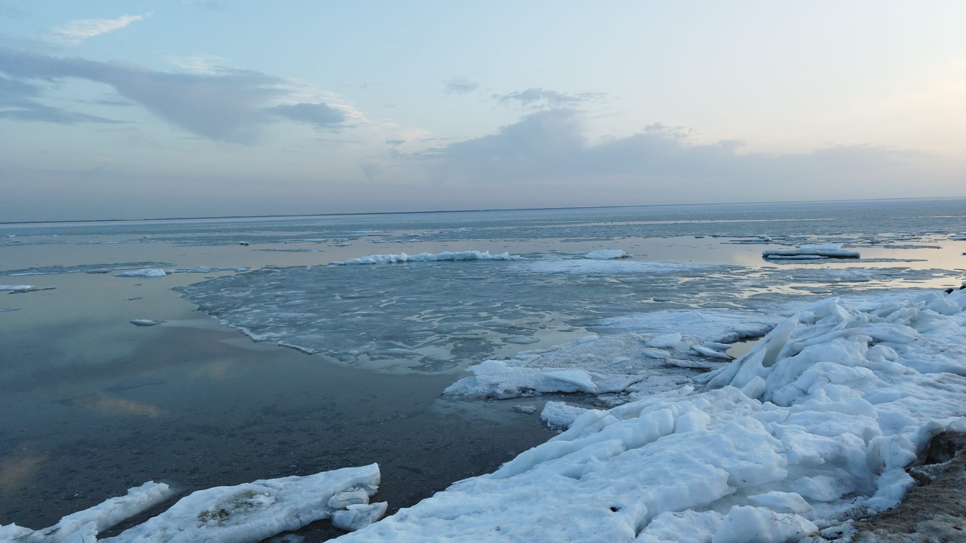Die eisige Ostsee im Spätwinter.