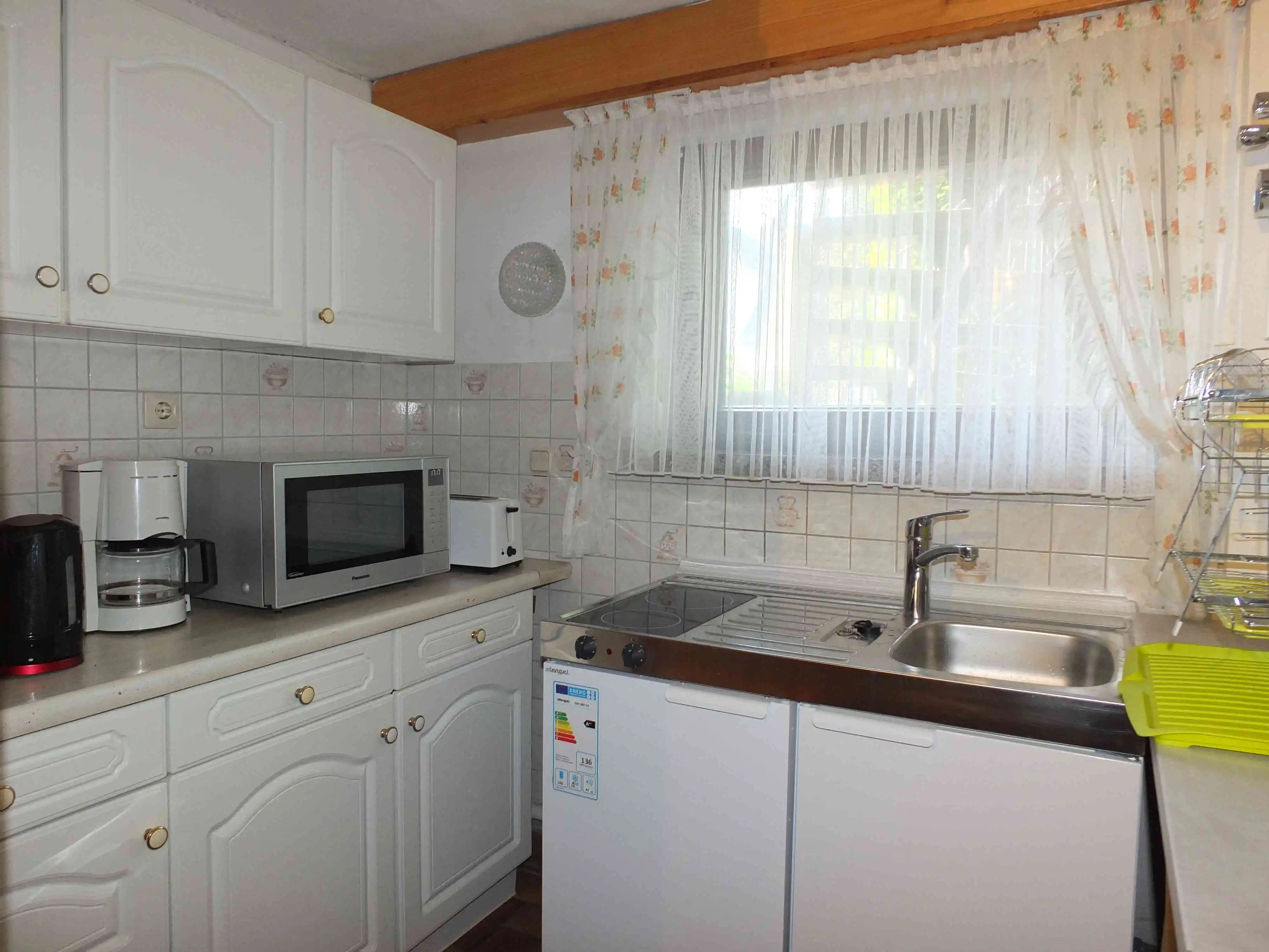 Kleinküche mit 2 Herdplatten, Kühlschrank, Toaster, Kaffeemaschine, Wasserkocher und Mikrowelle mit Backofen und Grillfunktion für die schnelle Pizza.